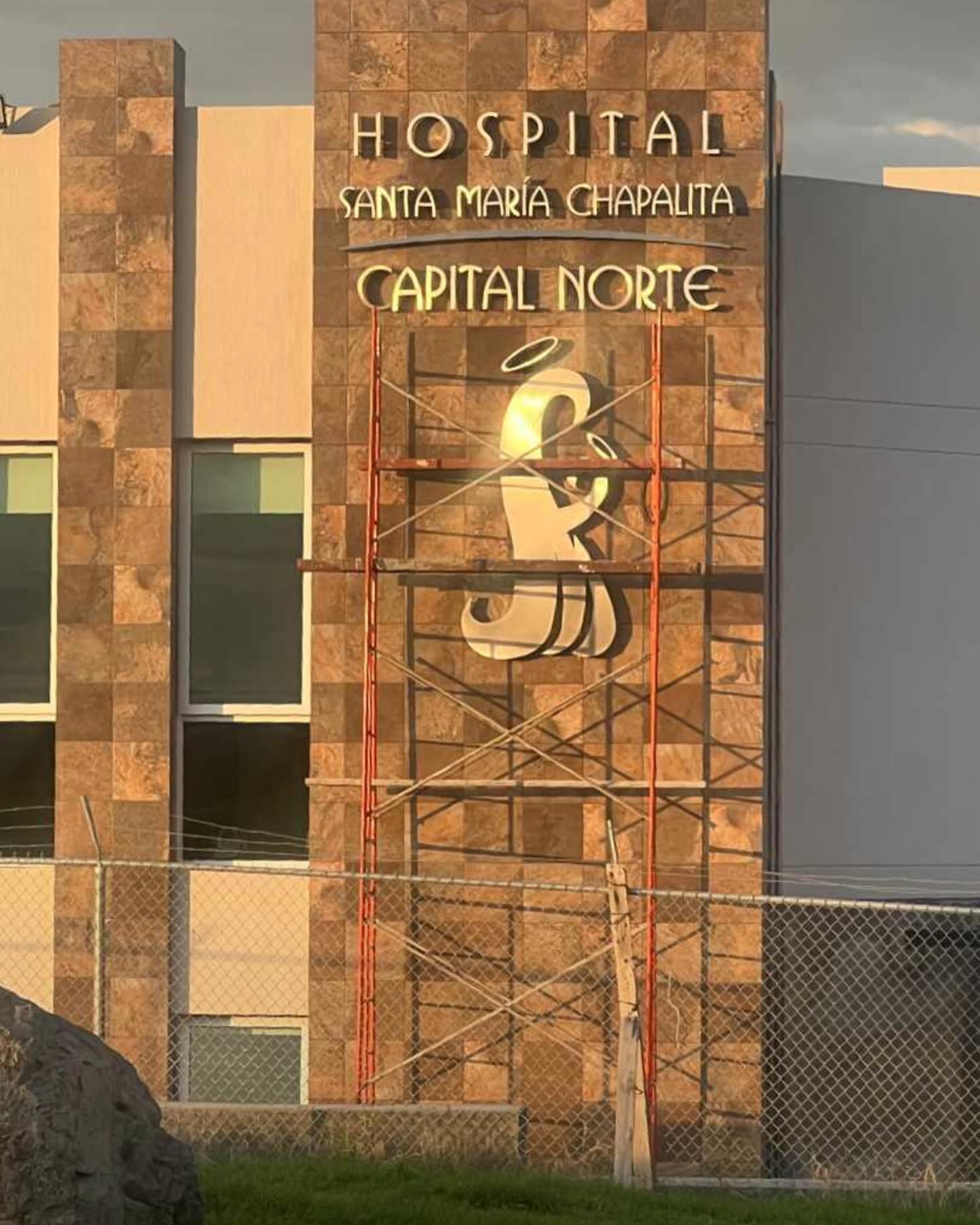 Fachada del nuevo Hospital Santa María Chapalita en Capital Norte, Zapopan, impulsando la plusvalía de zonas residenciales como Valle Imperial.