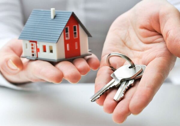 Entrega de llaves al vender una propiedad en Zapopan con asesor inmobiliario