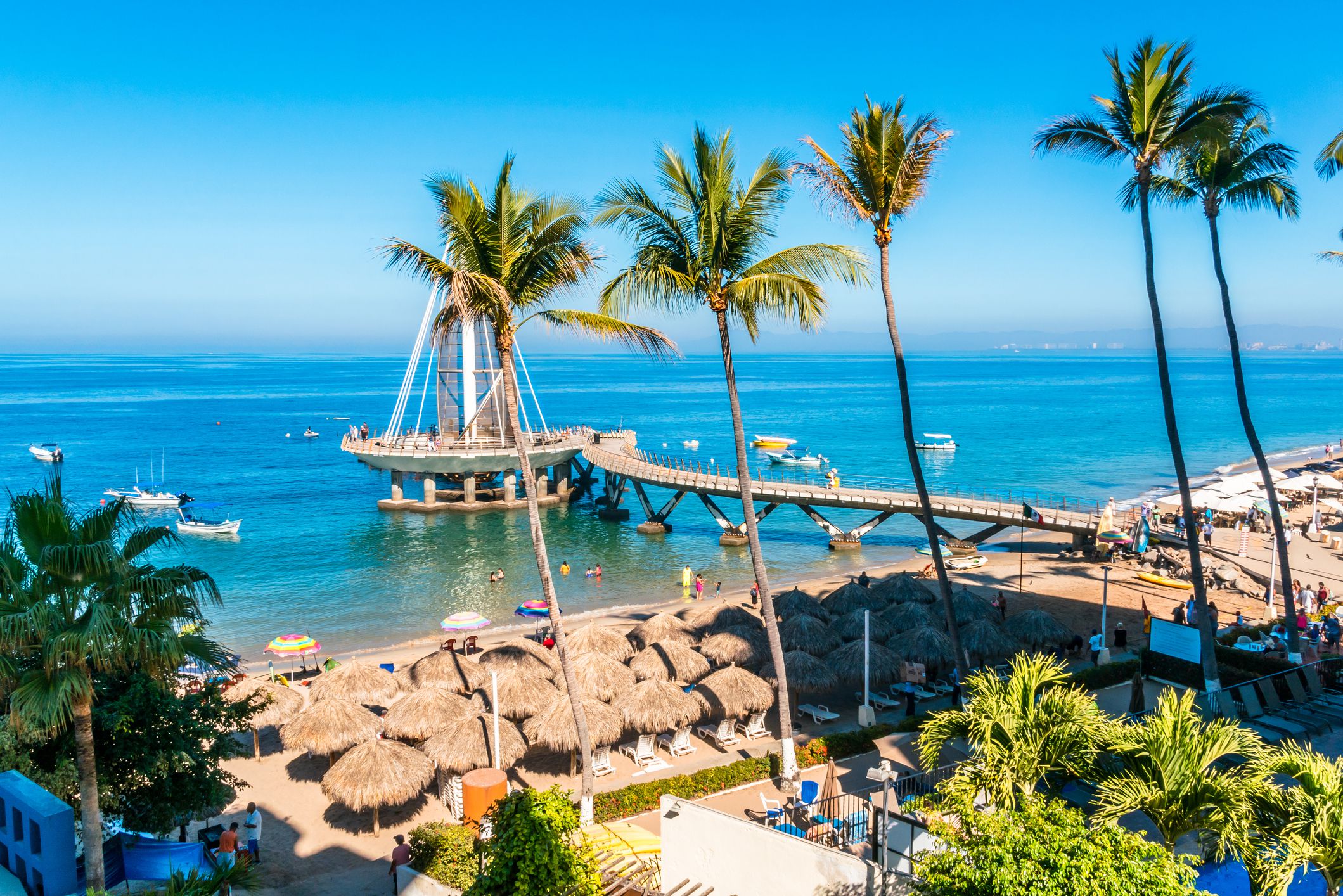 Vista aérea de Puerto Vallarta con desarrollos residenciales cerca de la playa, ideal para inversión inmobiliaria en preventa