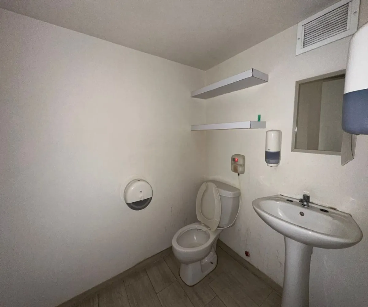 Oficina En Renta,Ciudad Del Sol,Av Lopez Mateos S/N, Zapopan, Jalisco 45050,2 Baños,Av Lopez Mateos,1,pNVr9uZ