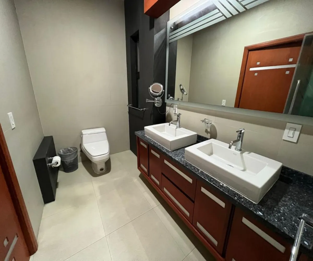 Casa En Venta,Vallarta Universidad,Avenida Juan Palomar y Arias 861 74, Zapopan, Jalisco 45110, 5 Habitaciones,4 Baños,Avenida Juan Palomar y Arias,3,pBm2bBS