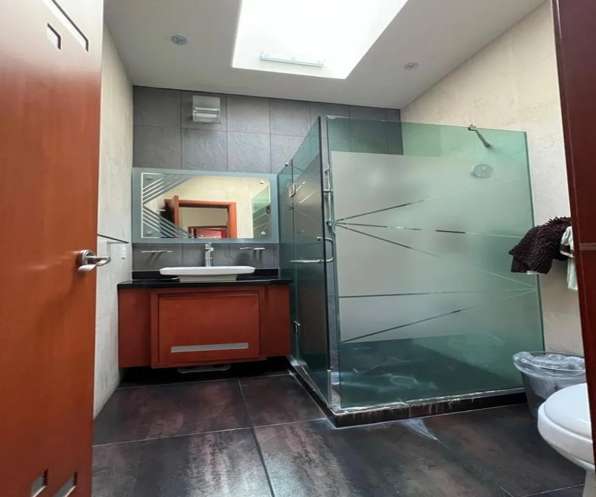 Casa En Venta,Vallarta Universidad,Avenida Juan Palomar y Arias 861 74, Zapopan, Jalisco 45110, 5 Habitaciones,4 Baños,Avenida Juan Palomar y Arias,3,pBm2bBS