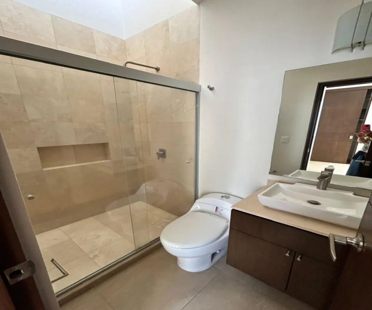 Casa En Venta,Zona Real,Avenida Paseo de La Luna 1150, Zapopan, Jalisco 45019, 2 Habitaciones,2 Baños,Avenida Paseo de La Luna,1,pK2pf98