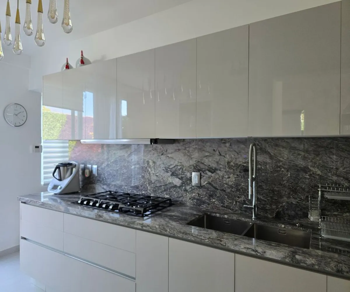 Casa En Venta,Zona Real,Avenida Paseo de La Luna 933, Zapopan, Jalisco 45134, 3 Habitaciones,3 Baños,Avenida Paseo de La Luna,1,pgbdww5