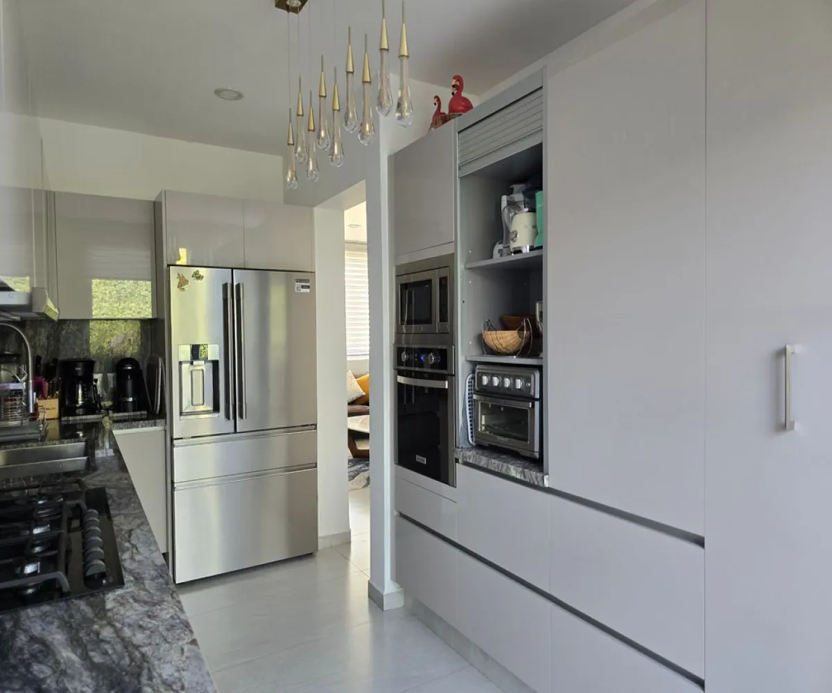 Casa En Venta,Zona Real,Avenida Paseo de La Luna 933, Zapopan, Jalisco 45134, 3 Habitaciones,3 Baños,Avenida Paseo de La Luna,1,pgbdww5