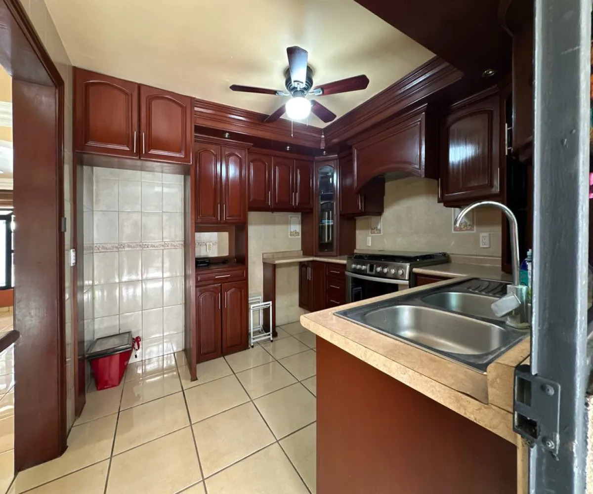 Casa En Venta,Jardines de La Paz,Emiliano Zapata 530, San Pedro Tlaquepaque, Jalisco 45519, 3 Habitaciones,2 Baños,Emiliano Zapata,2,pOQZ6aX