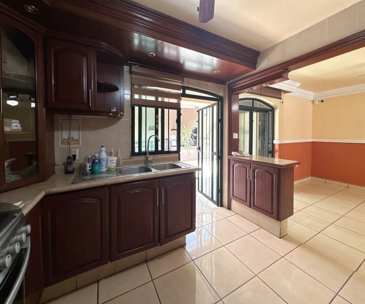 Casa En Venta,Jardines de La Paz,Emiliano Zapata 530, San Pedro Tlaquepaque, Jalisco 45519, 3 Habitaciones,2 Baños,Emiliano Zapata,2,pOQZ6aX