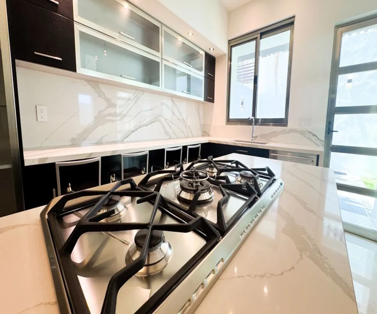 Casa En Venta,Puerta Plata,Avenida Universidad 600, Zapopan, Jalisco 45110, 4 Habitaciones,5 Baños,Avenida Universidad,1,psrT0d3