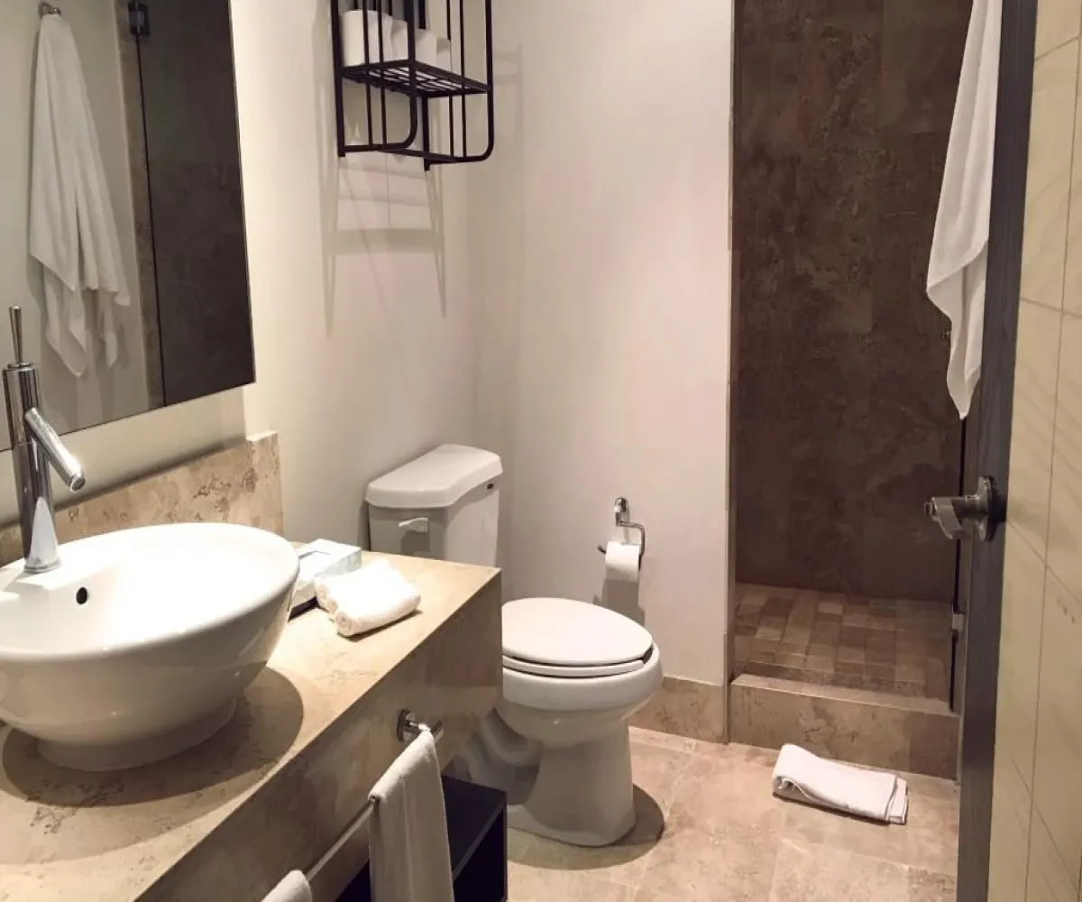 Departamento En Venta,Zona Hotelera Norte,Av. Francisco Medina Ascencio 2870, Puerto Vallarta, Jalisco 48333, 2 Habitaciones,2 Baños,Av. Francisco Medina Ascencio ,4,pQpblQL