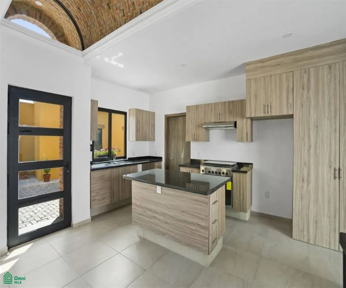 En Venta,Ribera del Pilar,Paseo del Lago 195 Int.5, Chapala, Jalisco 45906, 3 Habitaciones,2 Baños,Paseo del Lago,MX24734611