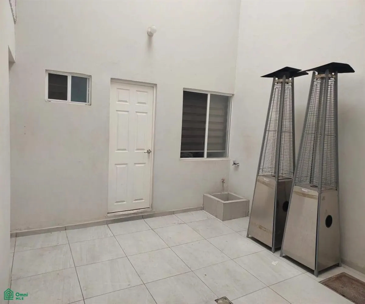 En Venta,Jardines Vallarta,victor hugo 81, Zapopan, Jalisco 45027, 4 Habitaciones,3 Baños,victor hugo,2,MX25946318