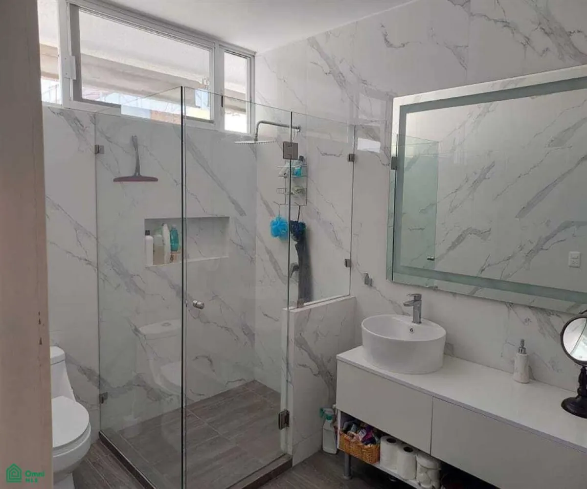 En Venta,Jardines Vallarta,victor hugo 81, Zapopan, Jalisco 45027, 4 Habitaciones,3 Baños,victor hugo,2,MX25946318