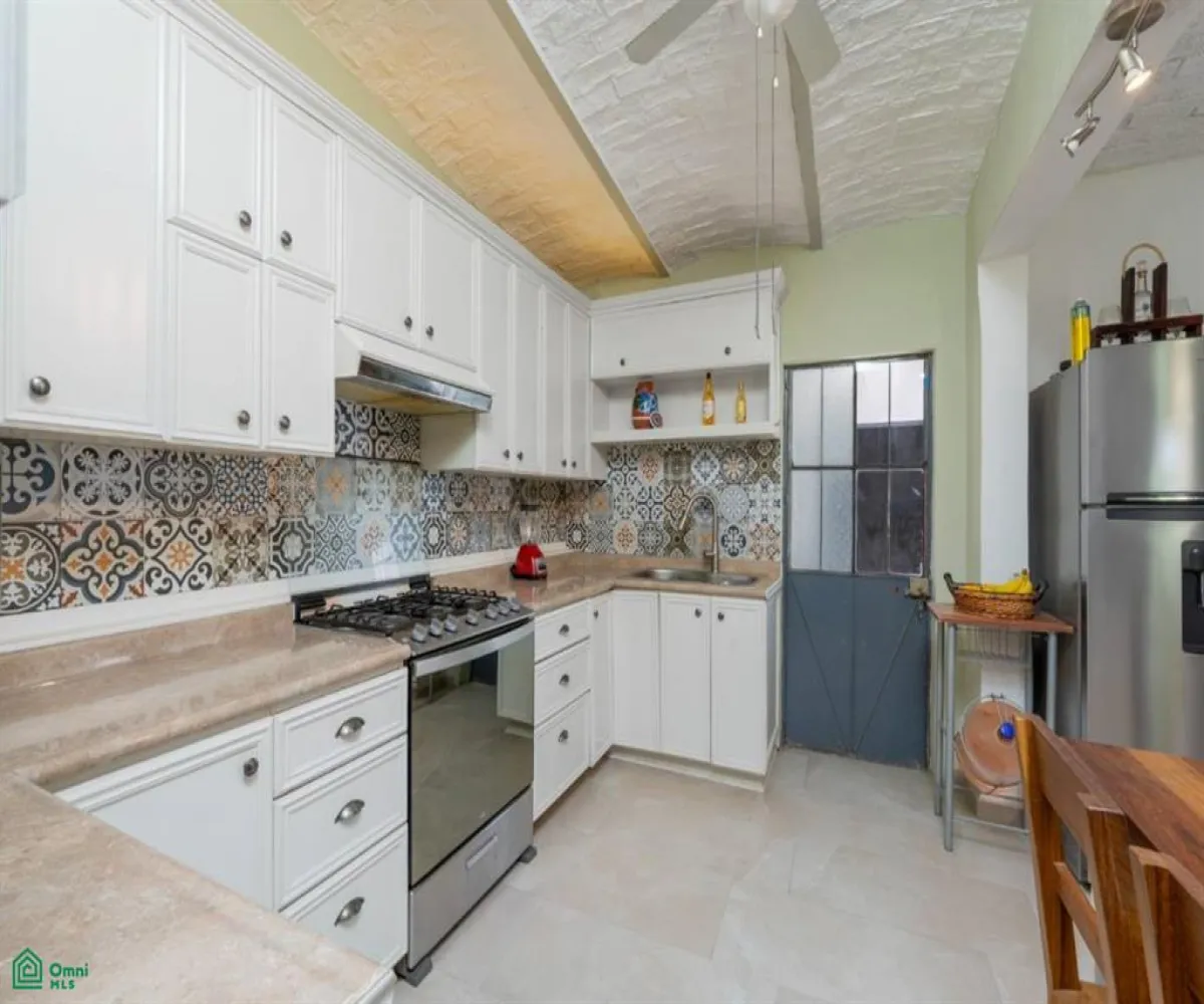 En Venta,Chapala Centro,Emiliano Zapata 180, Chapala, Jalisco 45900, 5 Habitaciones,3 Baños,Emiliano Zapata,2,MX25953546