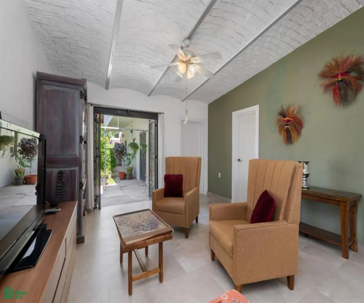 En Venta,Chapala Centro,Emiliano Zapata 180, Chapala, Jalisco 45900, 5 Habitaciones,3 Baños,Emiliano Zapata,2,MX25953546