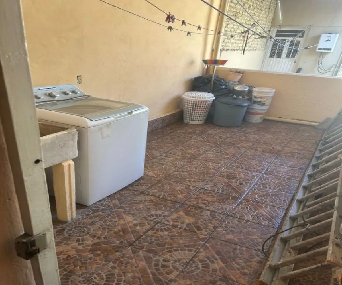 Casa En Venta,Ferrocarril,Calle 8-A 2119, Guadalajara, Jalisco 44440, 5 Habitaciones,3 Baños,Calle 8-A,1,pDcMojf