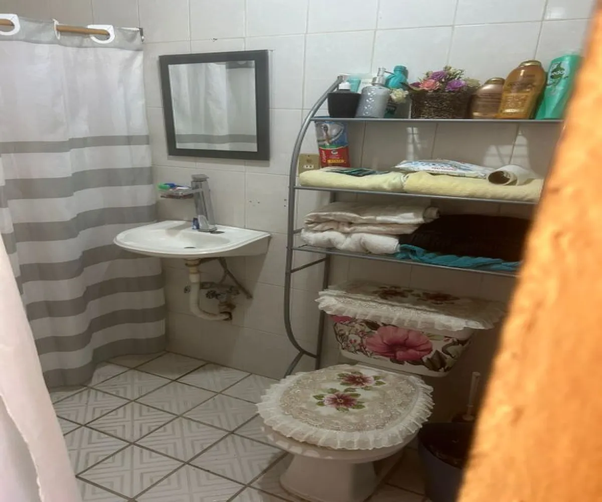 Casa En Venta,Ferrocarril,Calle 8-A 2119, Guadalajara, Jalisco 44440, 5 Habitaciones,3 Baños,Calle 8-A,1,pDcMojf