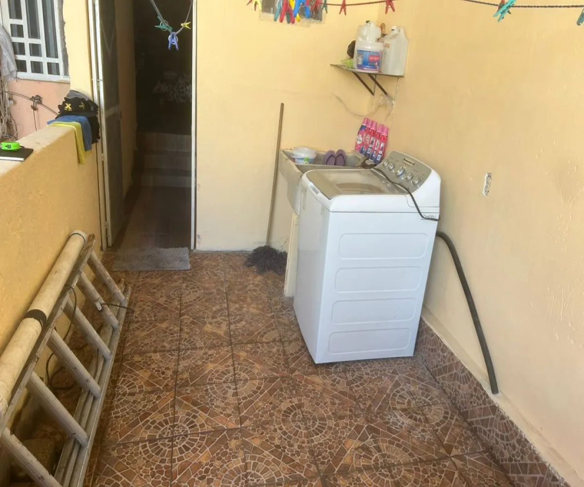 Casa En Venta,Ferrocarril,Calle 8-A 2119, Guadalajara, Jalisco 44440, 5 Habitaciones,3 Baños,Calle 8-A,1,pDcMojf