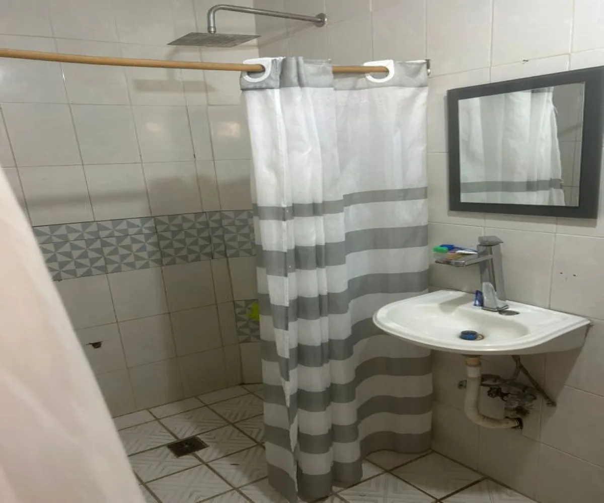 Casa En Venta,Ferrocarril,Calle 8-A 2119, Guadalajara, Jalisco 44440, 5 Habitaciones,3 Baños,Calle 8-A,1,pDcMojf