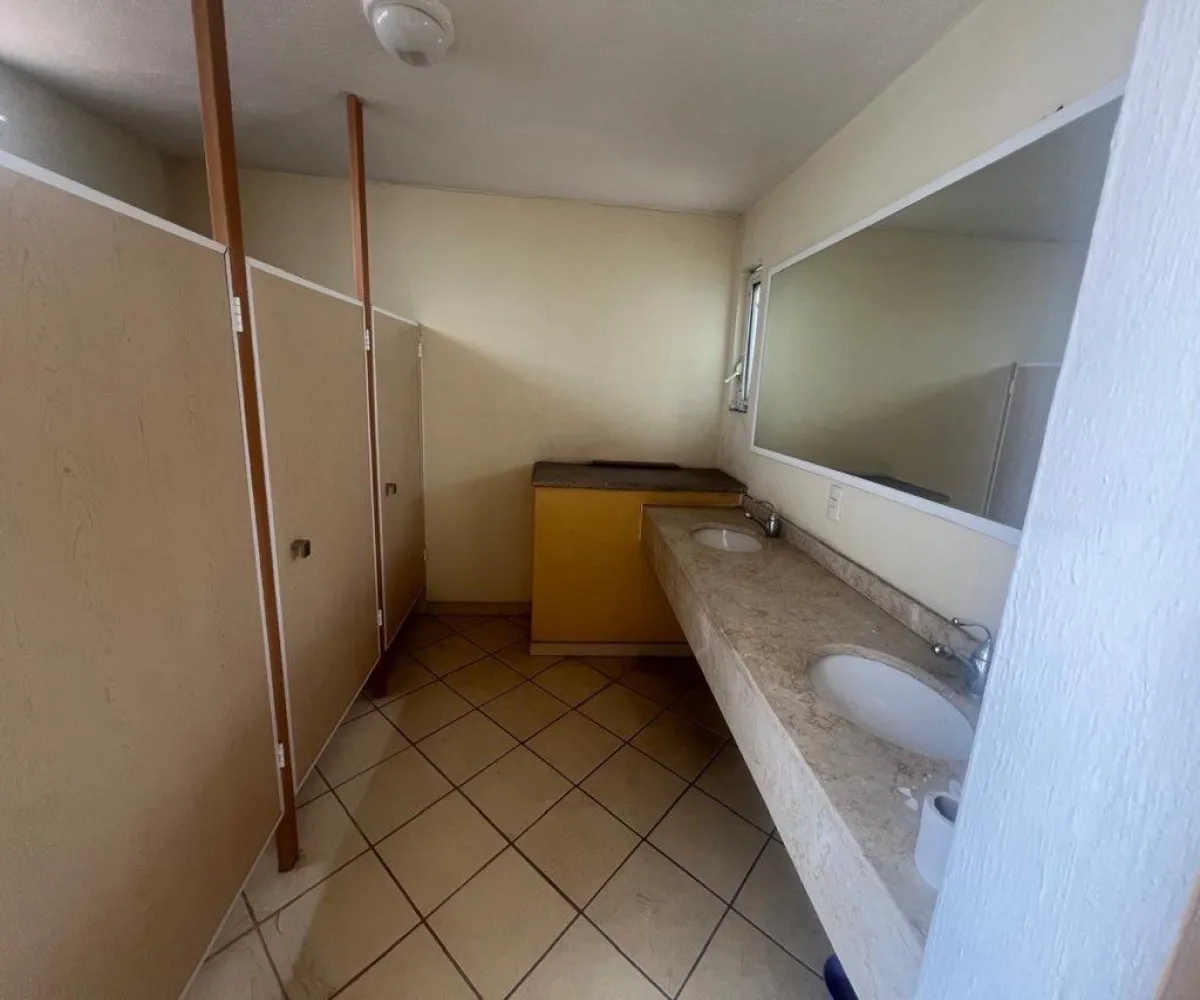 Local En Venta,Jardines Del Bosque,Calzada Lázaro Cárdenas 2859, Guadalajara, Jalisco 44520,18 Baños,Calzada Lázaro Cárdenas,3,p0Yiu3m