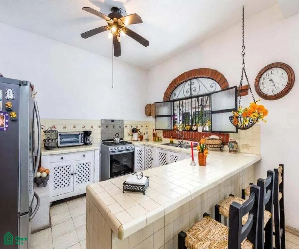 Casa En Venta,Puerto Vallarta Centro,Calle Guadalupe Sanchez 880, Puerto Vallarta, Jalisco 48300, 9 Habitaciones,8 Baños,Calle Guadalupe Sanchez,3,MX25998294