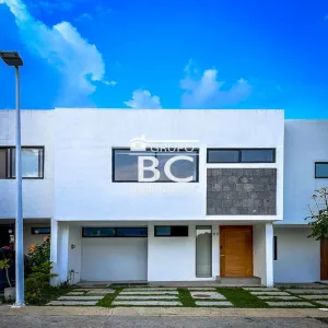 Casa En Venta,san agustin,Avenida Adamar 1185 92, Tlajomulco de Zúñiga, Jalisco 45645, 3 Habitaciones,3 Baños,Avenida Adamar,1,prlYra8