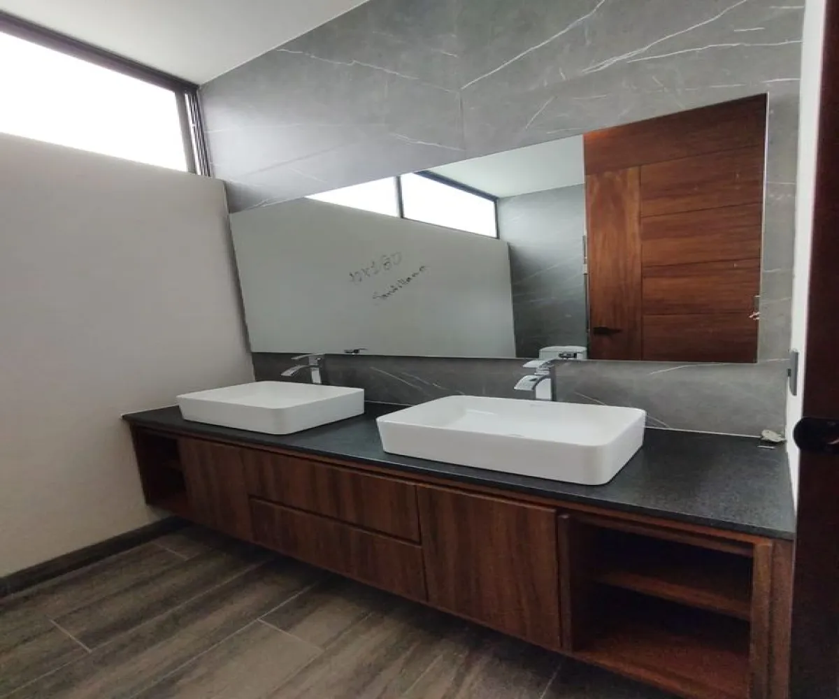Casa En Venta,Santillana,Avenida Paseo de La Luna coto 2 C21, Zapopan, Jalisco 45019, 5 Habitaciones,5 Baños,Avenida Paseo de La Luna,3,pC4X1SN