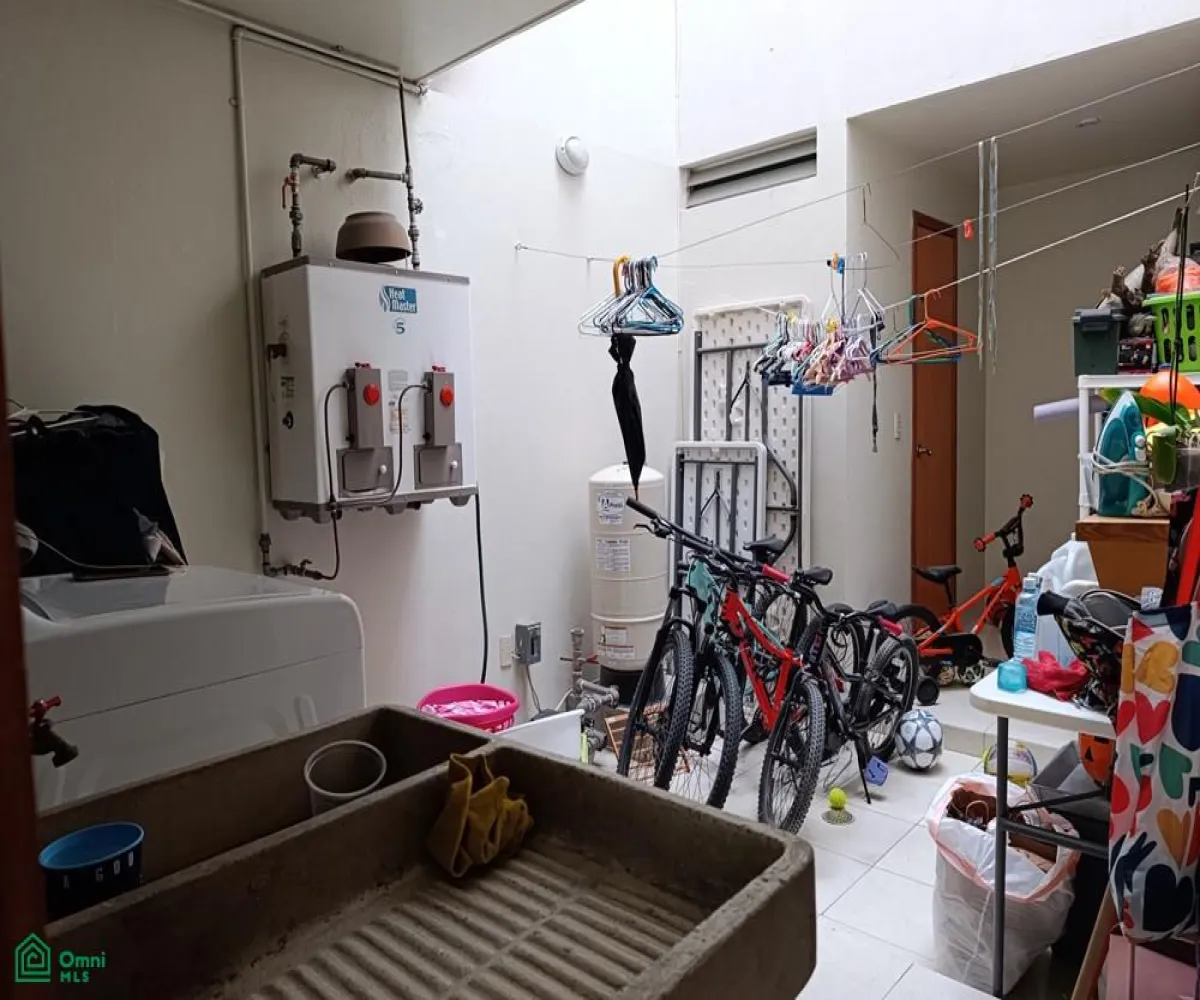 Casa En Venta,Rinconada Del Parque,Av. Ecónomos 6831, Zapopan, Jalisco 45010, 4 Habitaciones,4 Baños,Av. Ecónomos,2,MX251020500