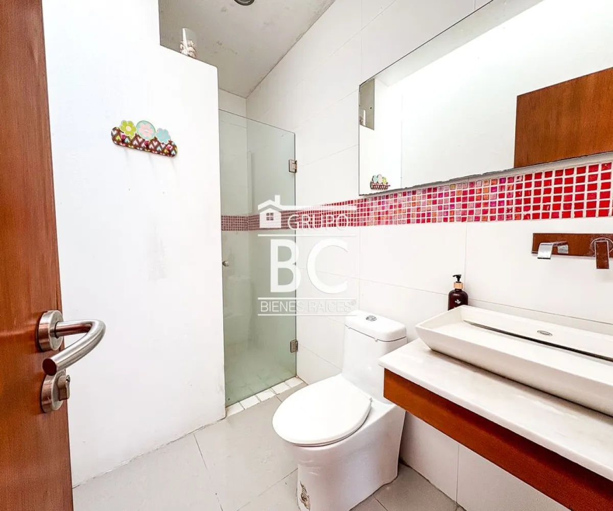 Casa En Venta,Bosque Real,Boulevard la Loma 100 44, Tlajomulco de Zúñiga, Jalisco 45645, 3 Habitaciones,2 Baños,Boulevard la Loma,2,paaLIy9