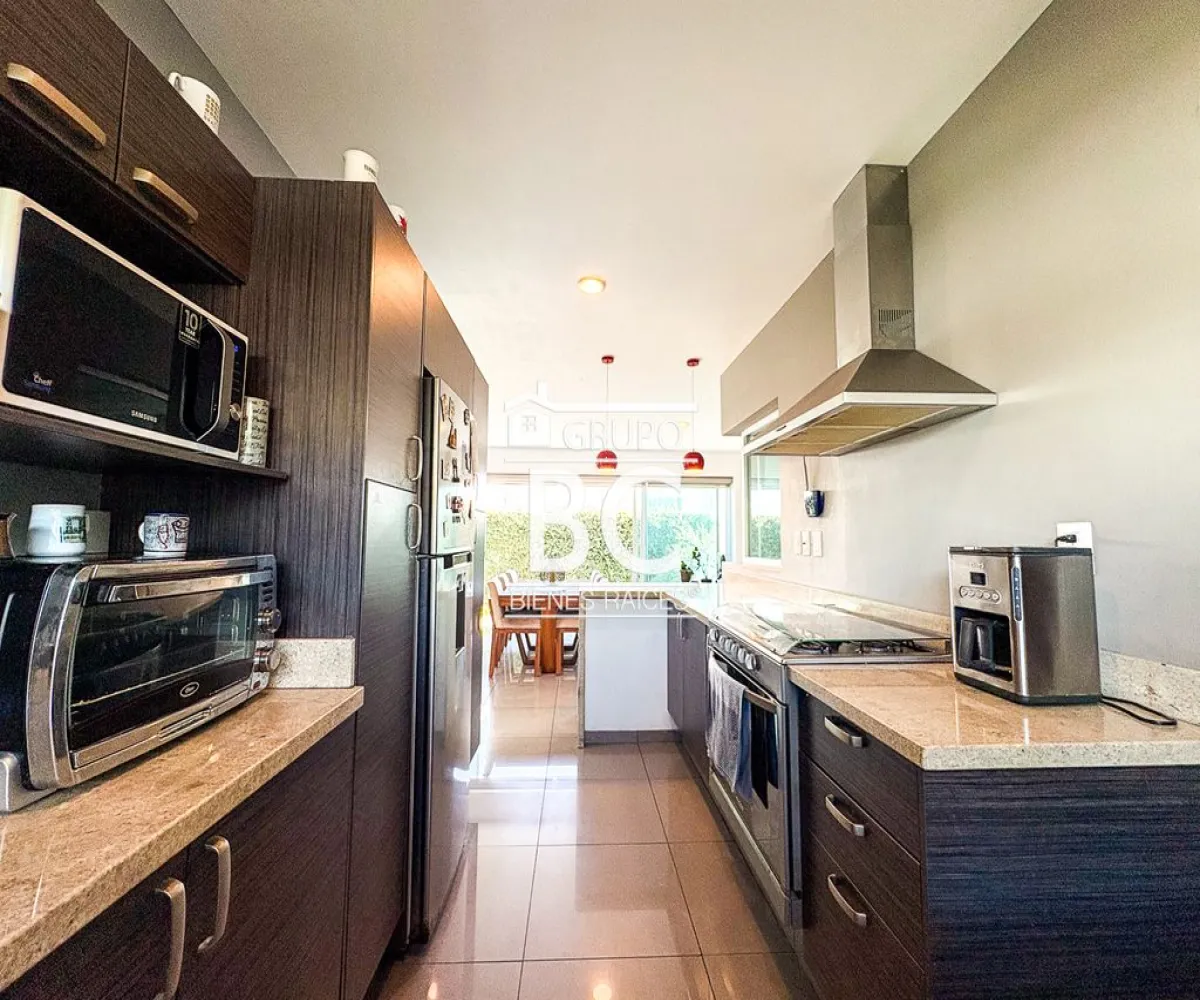 Casa En Venta,Bosque Real,Boulevard la Loma 100 44, Tlajomulco de Zúñiga, Jalisco 45645, 3 Habitaciones,2 Baños,Boulevard la Loma,2,paaLIy9