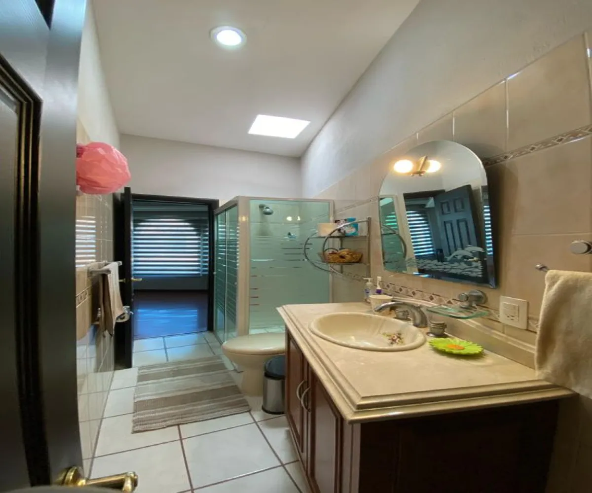 Casa En Venta,Virreyes,Avenida Naciones Unidas S/N, Zapopan, Jalisco 45110, 5 Habitaciones,4 Baños,Avenida Naciones Unidas,1,piloVhI