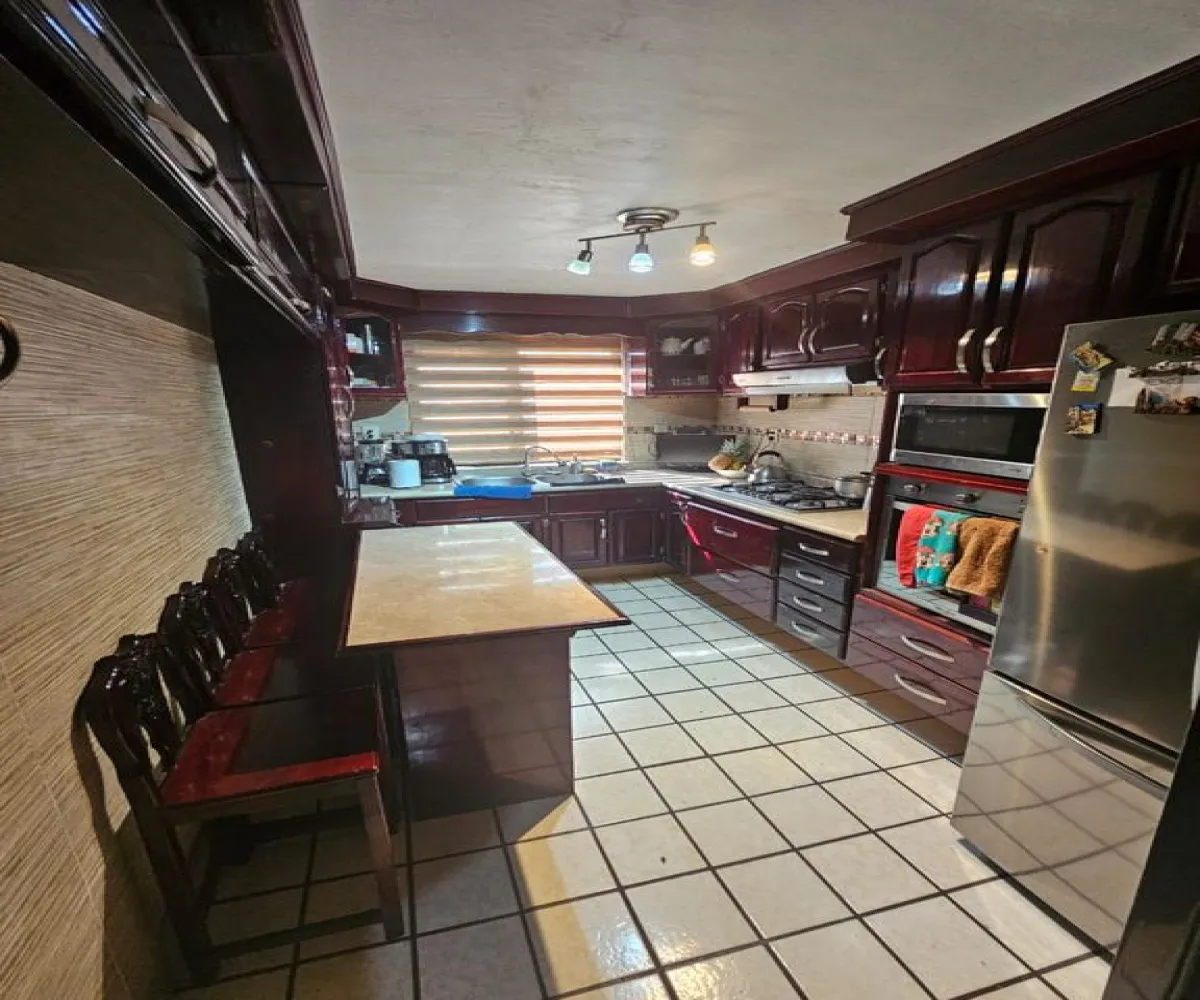 Casa En Venta,Lomas de Zapopan,Avenida de la Mancha 324, Zapopan, Jalisco 45130, 4 Habitaciones,2 Baños,Avenida de la Mancha,2,pGi3VRI