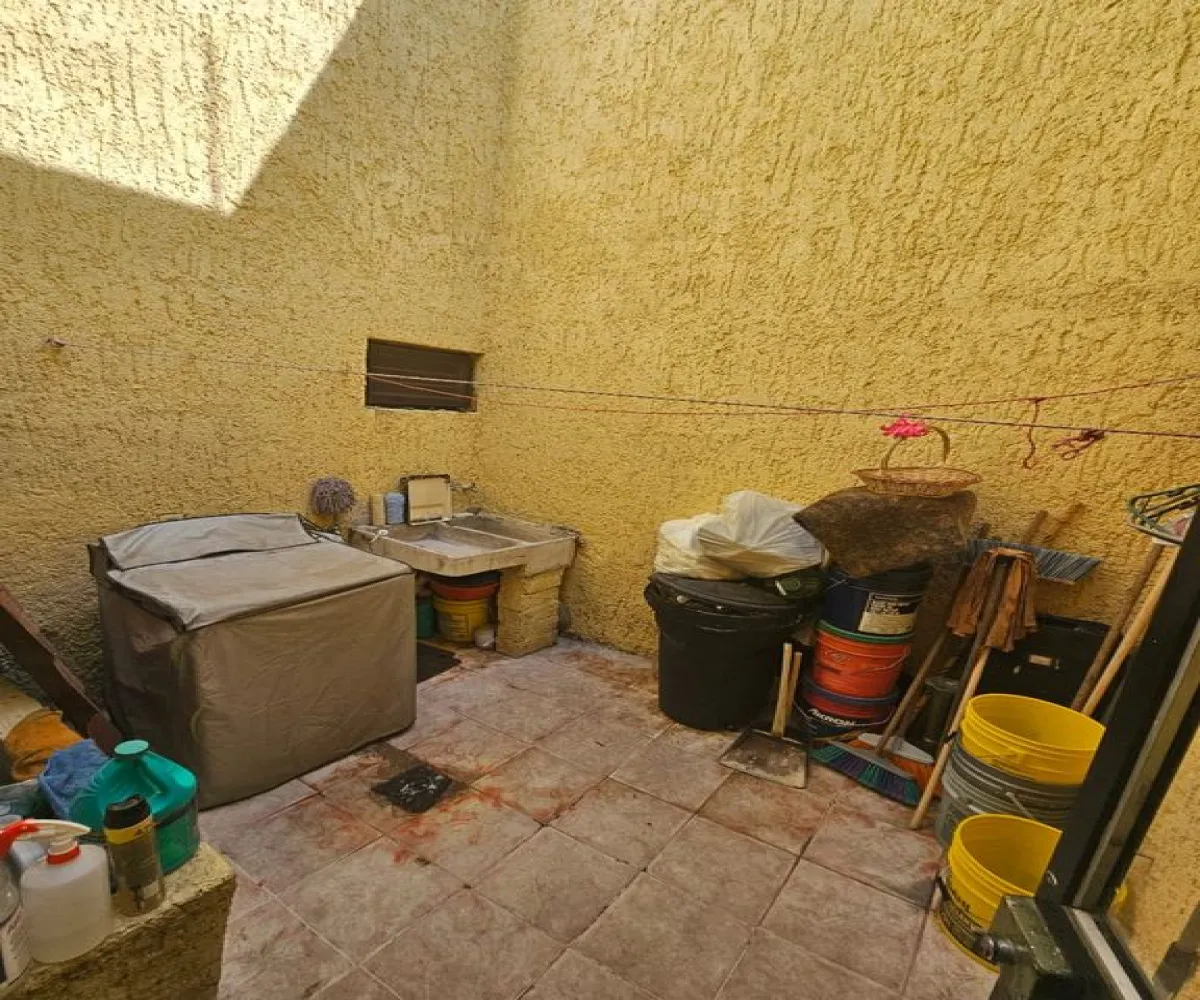 Casa En Venta,Lomas de Zapopan,Avenida de la Mancha 324, Zapopan, Jalisco 45130, 4 Habitaciones,2 Baños,Avenida de la Mancha,2,pGi3VRI