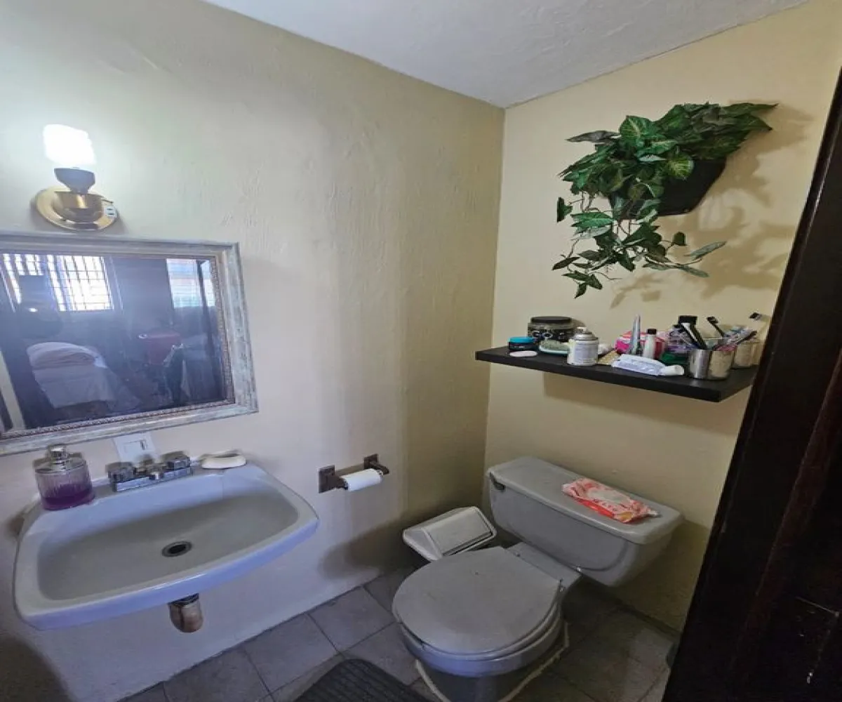 Casa En Venta,Lomas de Zapopan,Avenida de la Mancha 324, Zapopan, Jalisco 45130, 4 Habitaciones,2 Baños,Avenida de la Mancha,2,pGi3VRI