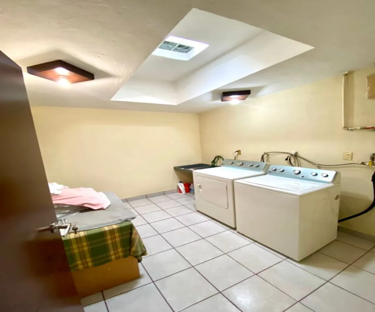 Casa En Venta,Fracc Real Del Sol,Avenida Estrella 10, Tlajomulco de Zúñiga, Jalisco 45640, 5 Habitaciones,3 Baños,Avenida Estrella,3,pCoaJeO