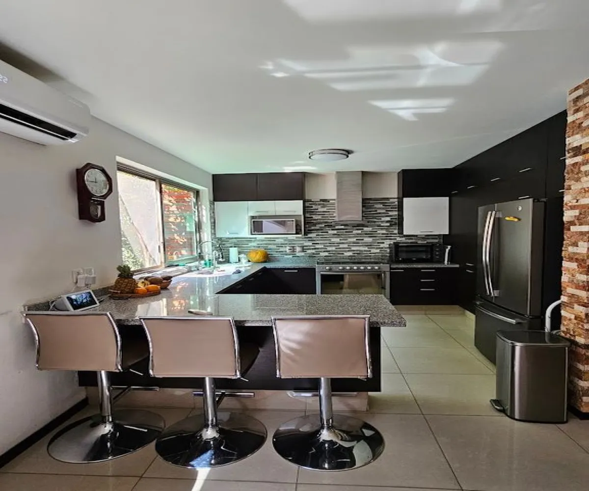 Casa En Venta,Los Portales,Av. Niños Héroes 0 0, San Pedro Tlaquepaque, Jalisco 45580, 4 Habitaciones,3 Baños,Av. Niños Héroes ,1,pF6BHjQ