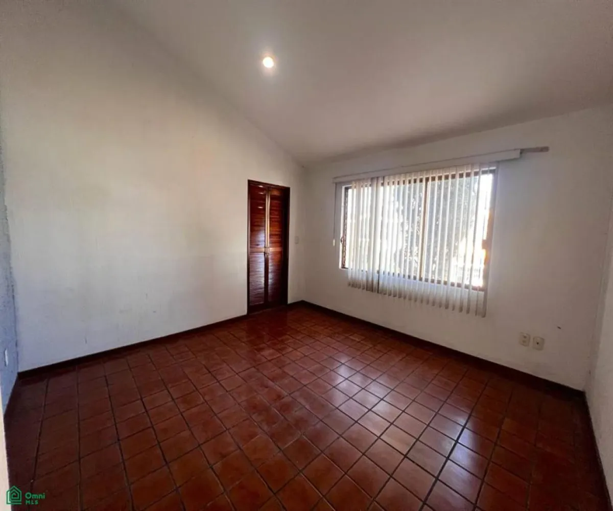 Casa En Venta,Circunvalación Oblatos,Anaya Ventura 1119, Guadalajara, Jalisco 44716, 5 Habitaciones,3 Baños,Anaya Ventura,2,MX251040442