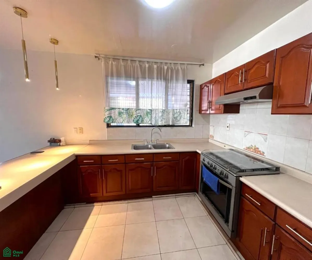 Casa En Venta,Circunvalación Oblatos,Anaya Ventura 1119, Guadalajara, Jalisco 44716, 5 Habitaciones,3 Baños,Anaya Ventura,2,MX251040442