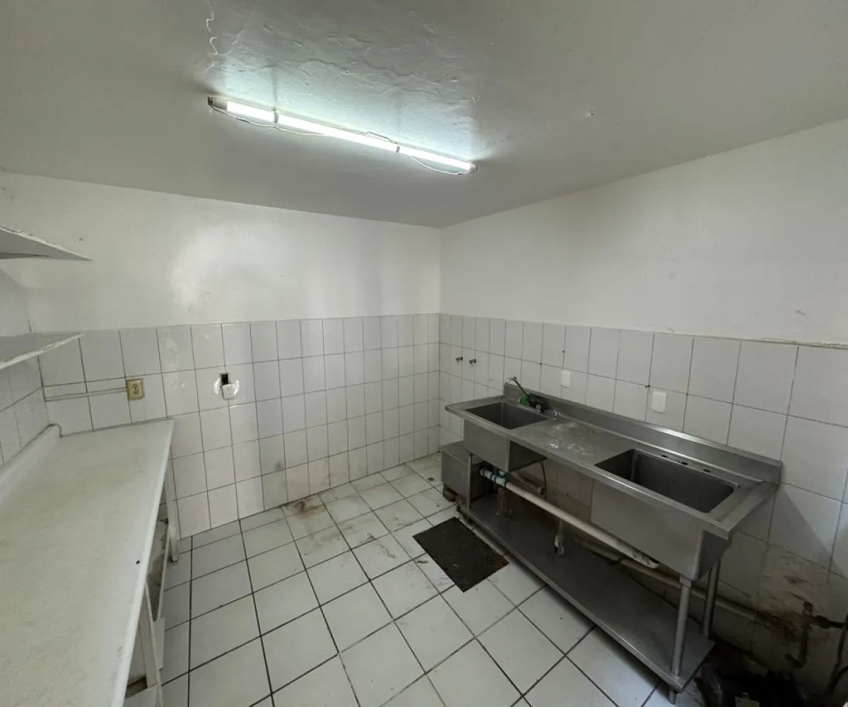 Local En Renta,Vallarta Universidad,Avenida Naciones Unidas 5485, Zapopan, Jalisco 45110,1 Baño,Avenida Naciones Unidas,1,porSOO4