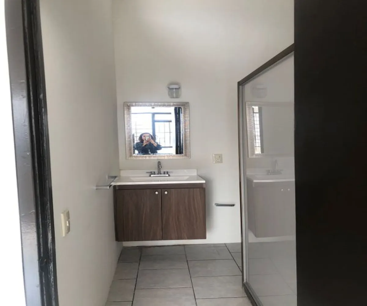 Casa En Renta,Ladron De Guevara,Calle Garibaldi 2450, Guadalajara, Jalisco 44600, 4 Habitaciones,2 Baños,Calle Garibaldi,2,pEyesBb