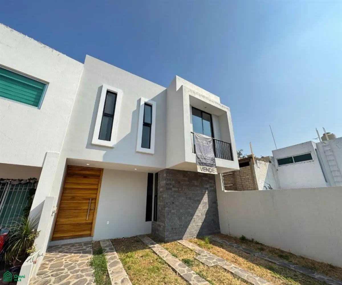 Casa En Venta,Sendero Real,Avenida Sender Las Moras 184, Tlajomulco de Zuniga, Jalisco 45645, 4 Habitaciones,3 Baños,Avenida Sender Las Moras,2,MX251049370