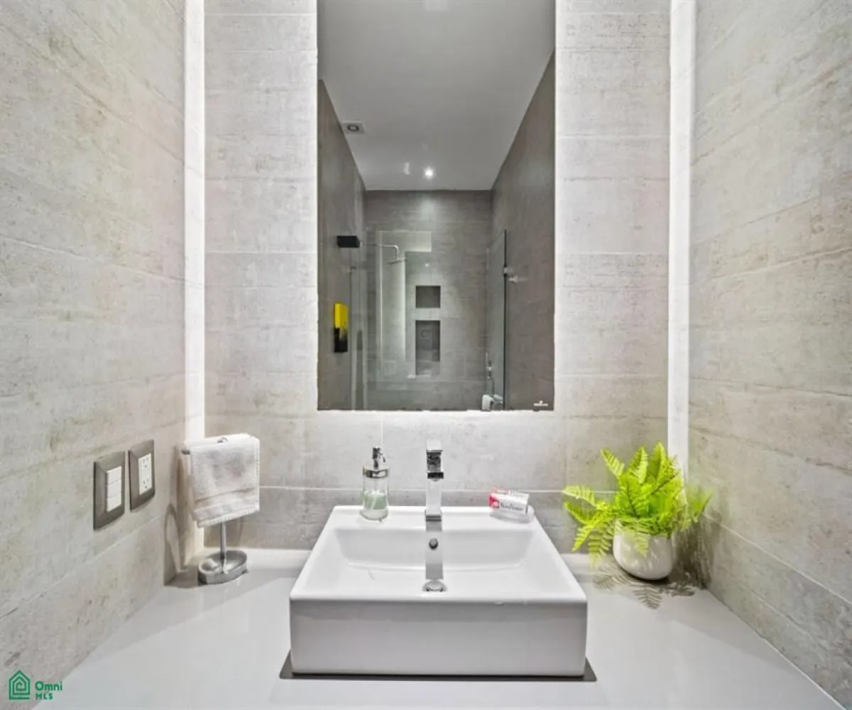 Departamento En Venta,Emiliano Zapata,Venustiano Carranza 268 Unit 705, Puerto Vallarta, Jalisco 48380, 2 Habitaciones,2 Baños,Venustiano Carranza,3,MX251053088