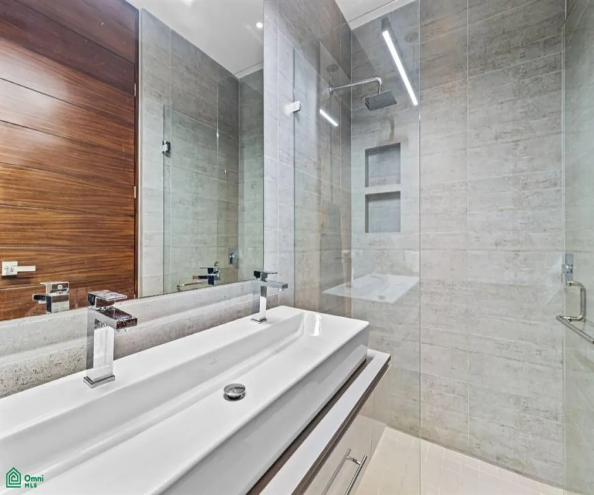 Departamento En Venta,Emiliano Zapata,Venustiano Carranza 268 Unit 705, Puerto Vallarta, Jalisco 48380, 2 Habitaciones,2 Baños,Venustiano Carranza,3,MX251053088