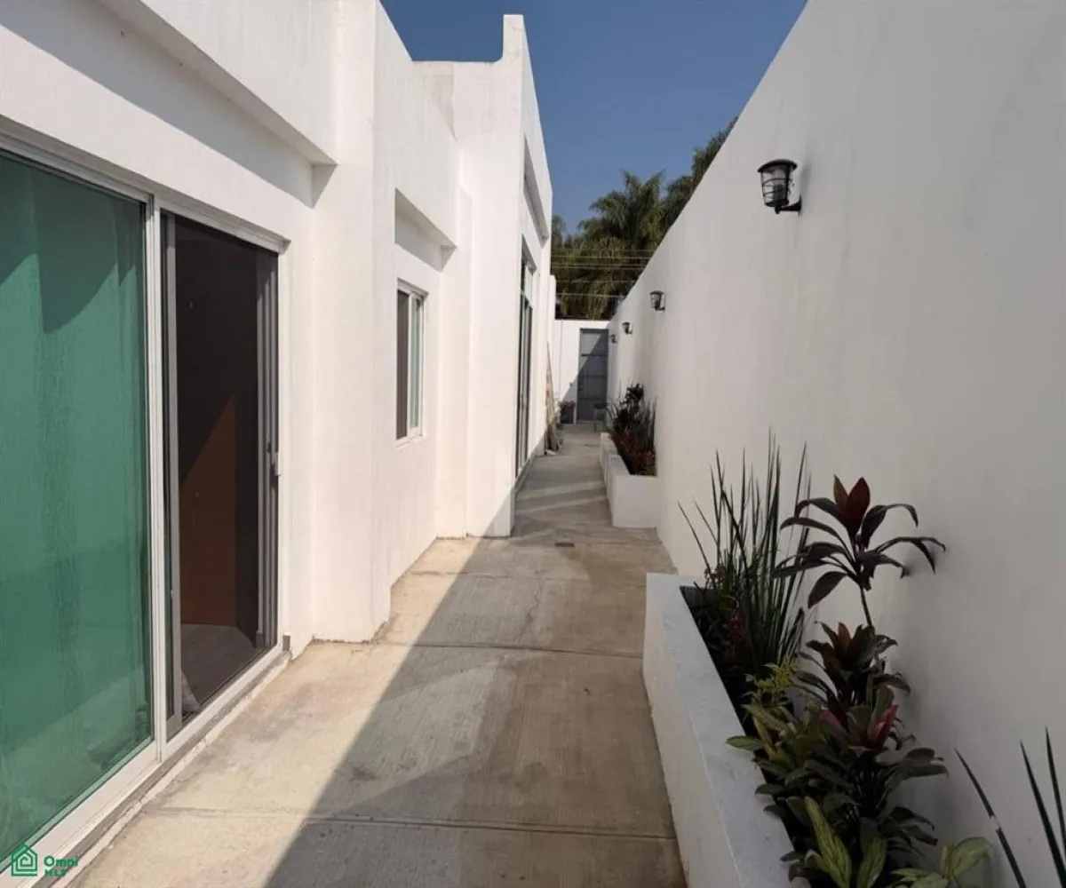 Casa En Venta,Chapala Centro,Avenida Los Lirios 17a, Chapala, Jalisco 45900, 3 Habitaciones,2 Baños,Avenida Los Lirios,MX251054088