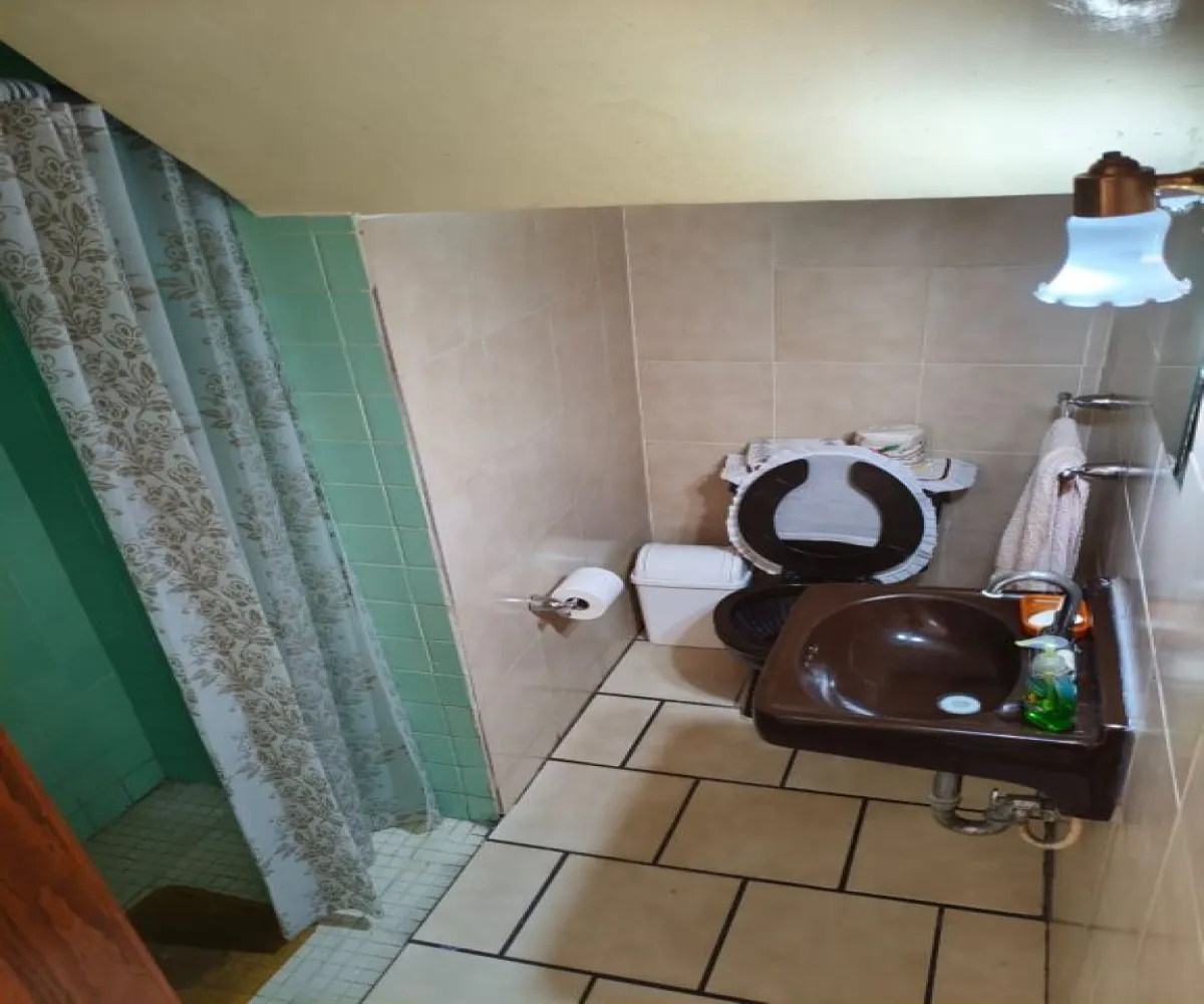 Casa En Venta,Jardines de la Paz,Calle Azucena 431, San Pedro Tlaquepaque, Jalisco 45519, 6 Habitaciones,2 Baños,Calle Azucena,2,papdc9F