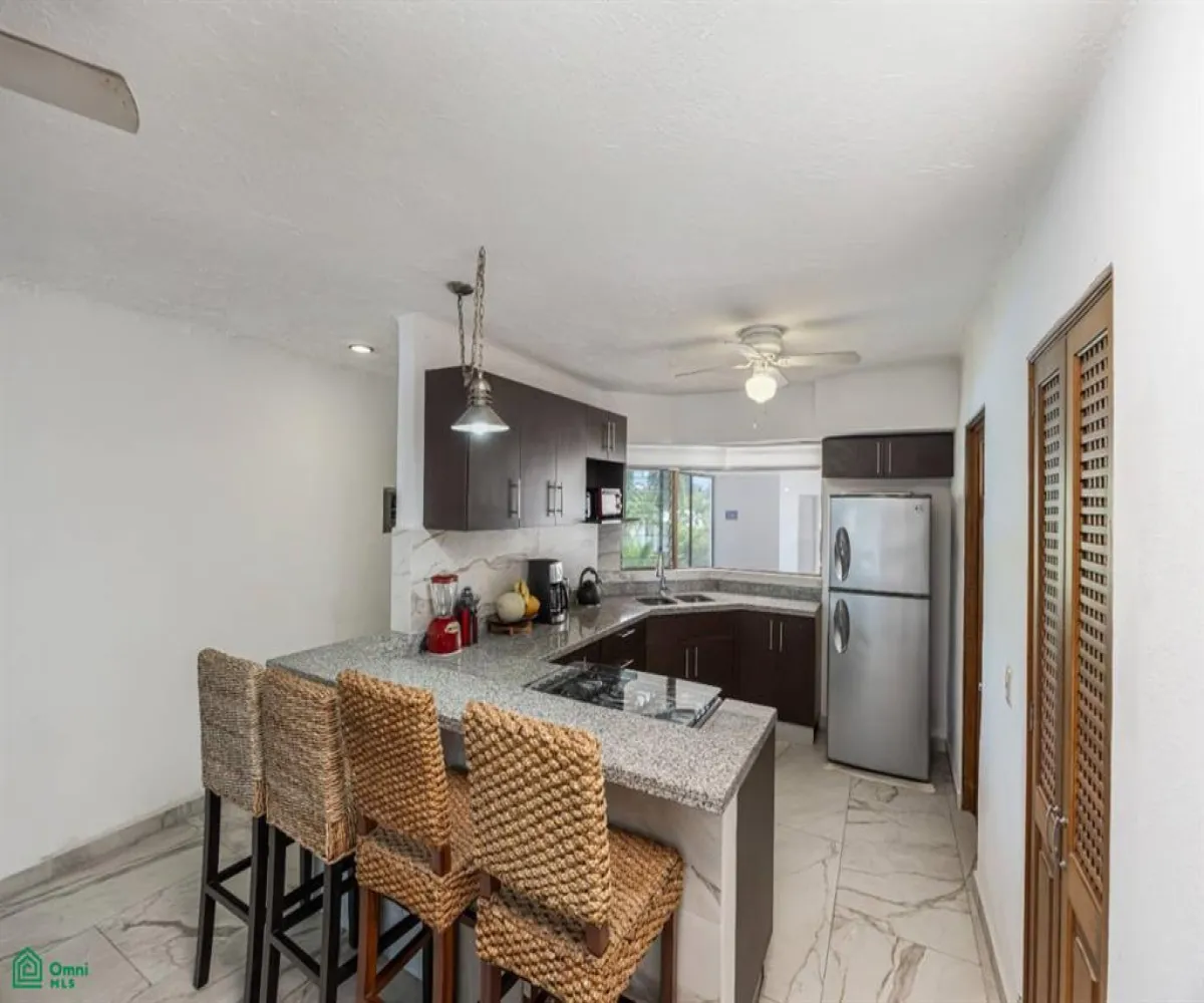 Departamento En Venta,La Marina,Avenida Paseo de la Marina 161, Puerto Vallarta, Jalisco 48314, 2 Habitaciones,2 Baños,Avenida Paseo de la Marina,3,MX251055858