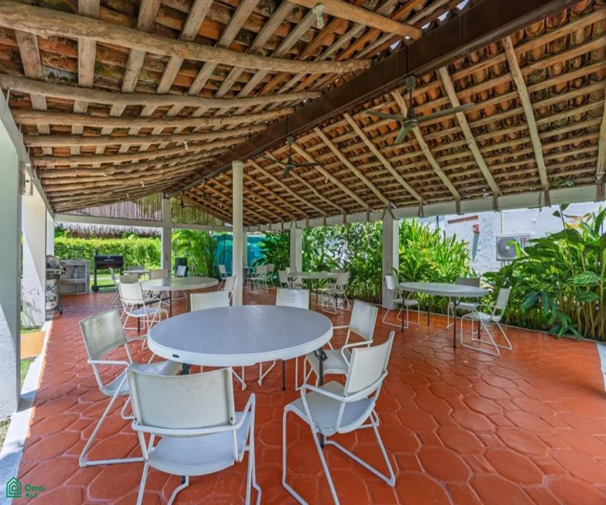 Departamento En Venta,La Marina,Avenida Paseo de la Marina 161, Puerto Vallarta, Jalisco 48314, 2 Habitaciones,2 Baños,Avenida Paseo de la Marina,3,MX251055858