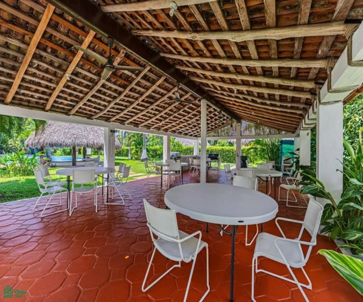 Departamento En Venta,La Marina,Avenida Paseo de la Marina 161, Puerto Vallarta, Jalisco 48314, 2 Habitaciones,2 Baños,Avenida Paseo de la Marina,3,MX251055858