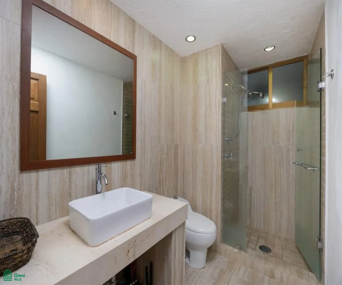 Departamento En Venta,La Marina,Avenida Paseo de la Marina 161, Puerto Vallarta, Jalisco 48314, 2 Habitaciones,2 Baños,Avenida Paseo de la Marina,3,MX251055858