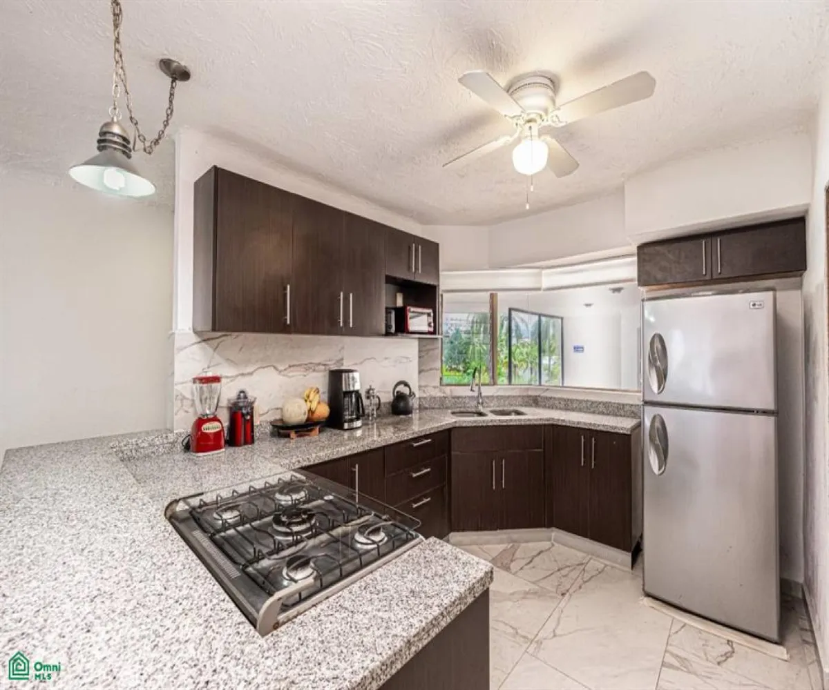 Departamento En Venta,La Marina,Avenida Paseo de la Marina 161, Puerto Vallarta, Jalisco 48314, 2 Habitaciones,2 Baños,Avenida Paseo de la Marina,3,MX251055858