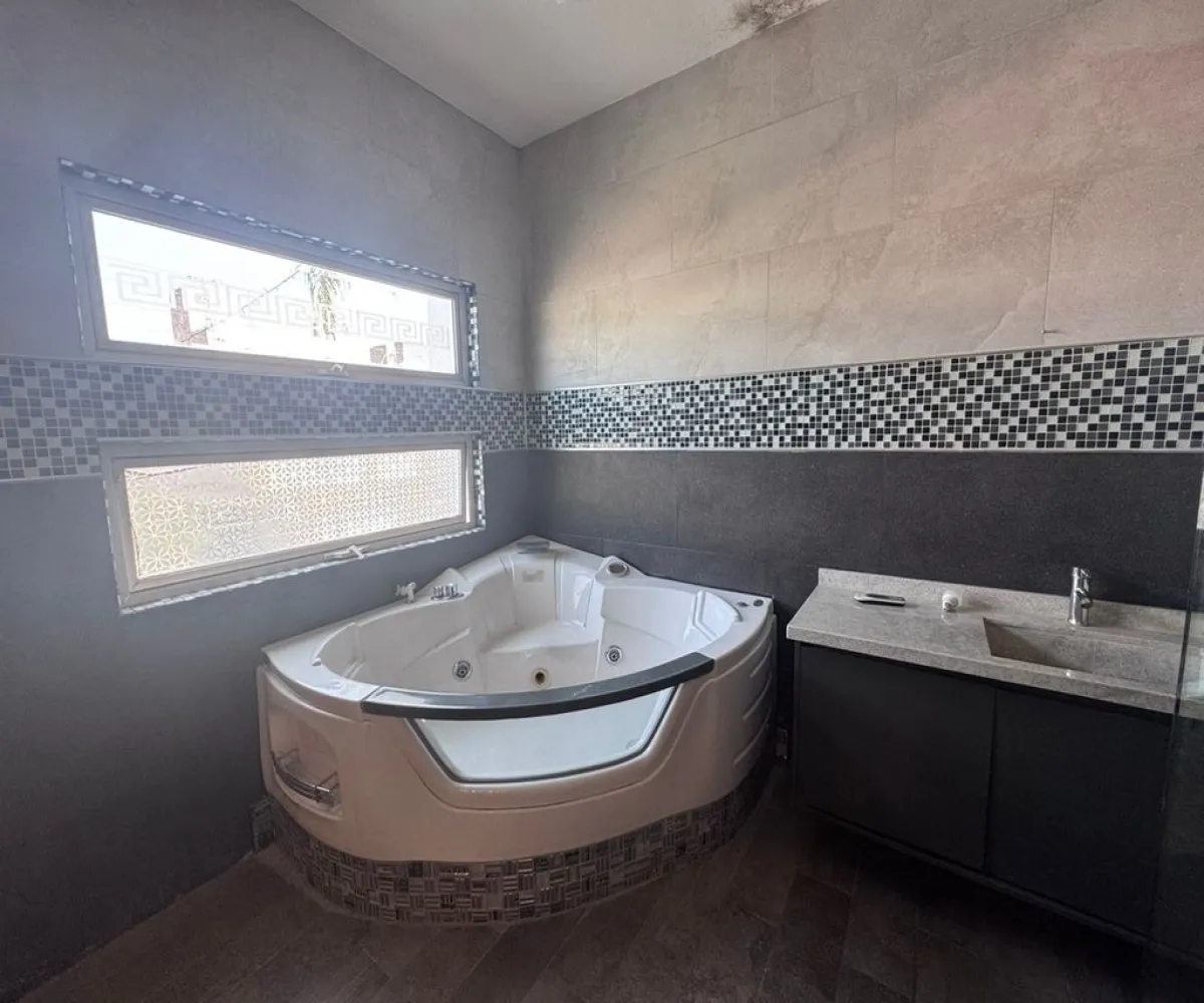 Casa En Renta,Jardines de la Paz,Calle Luis González Obregón 3024, Guadalajara, Jalisco 44860, 4 Habitaciones,3 Baños,Calle Luis González Obregón,1,p4btoGX